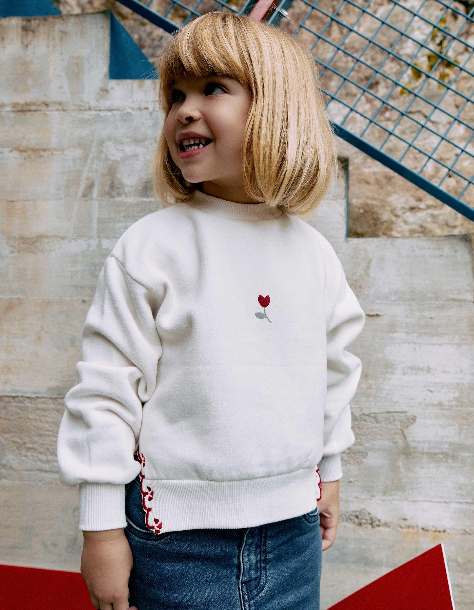 Brushed sweatshirt with embroidered flower for girls, white