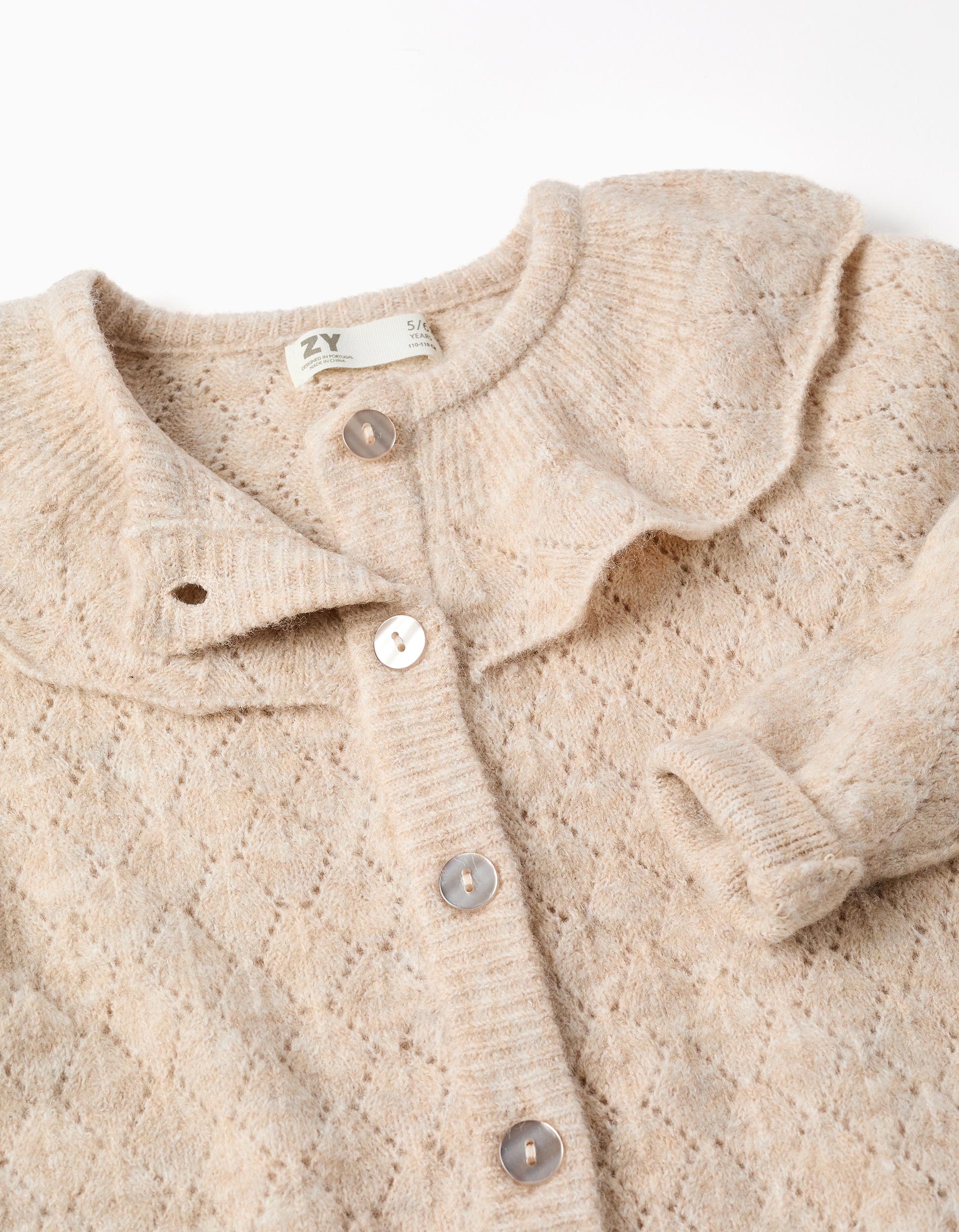 Casaco de malha ajurada com gola de folhos para menina, bege