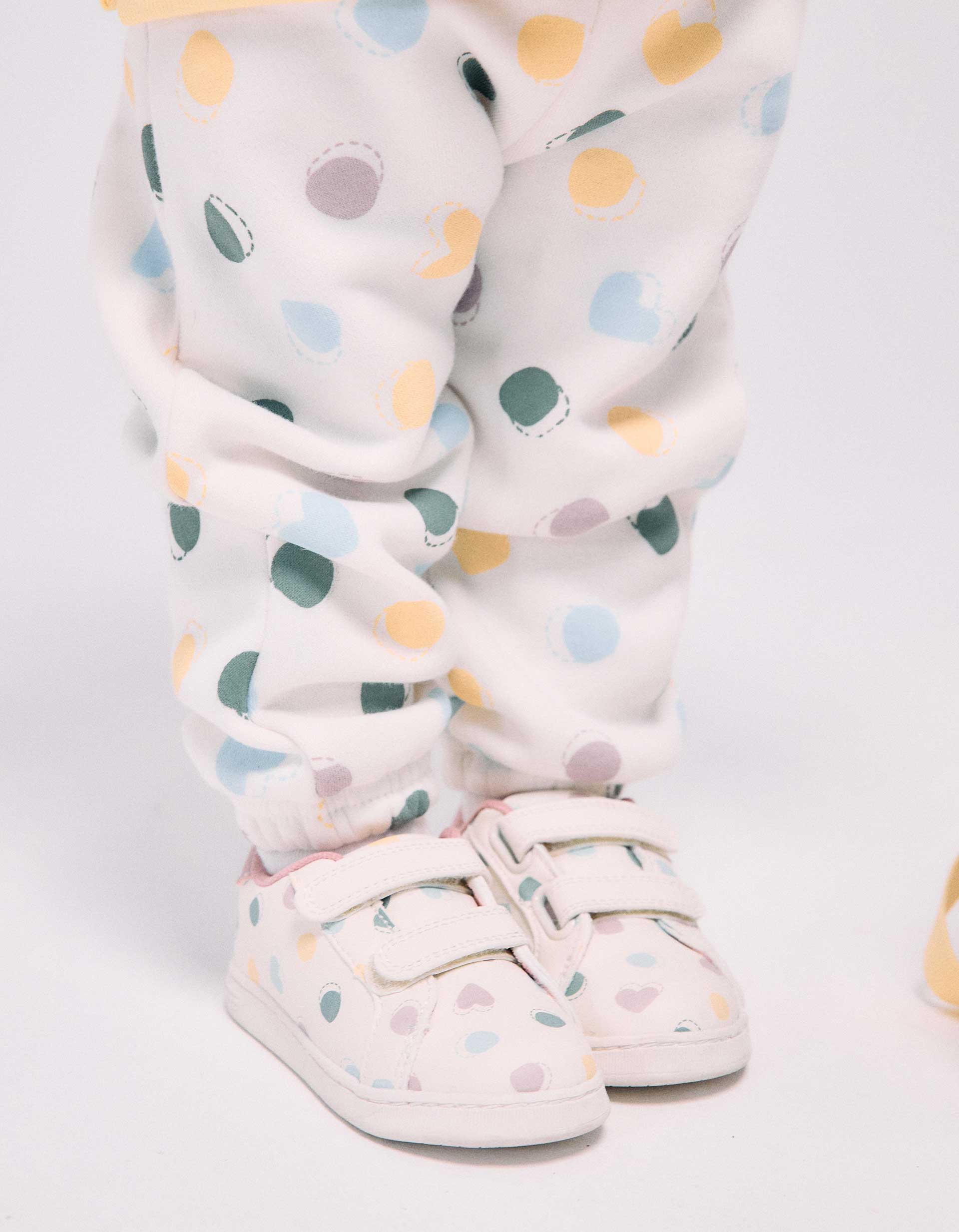 Touch-fastening trainers with dots pattern for baby girls, white