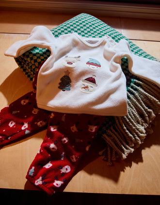 Pijama largo de felpa polar con bordados para bebé, blanco/rojo
