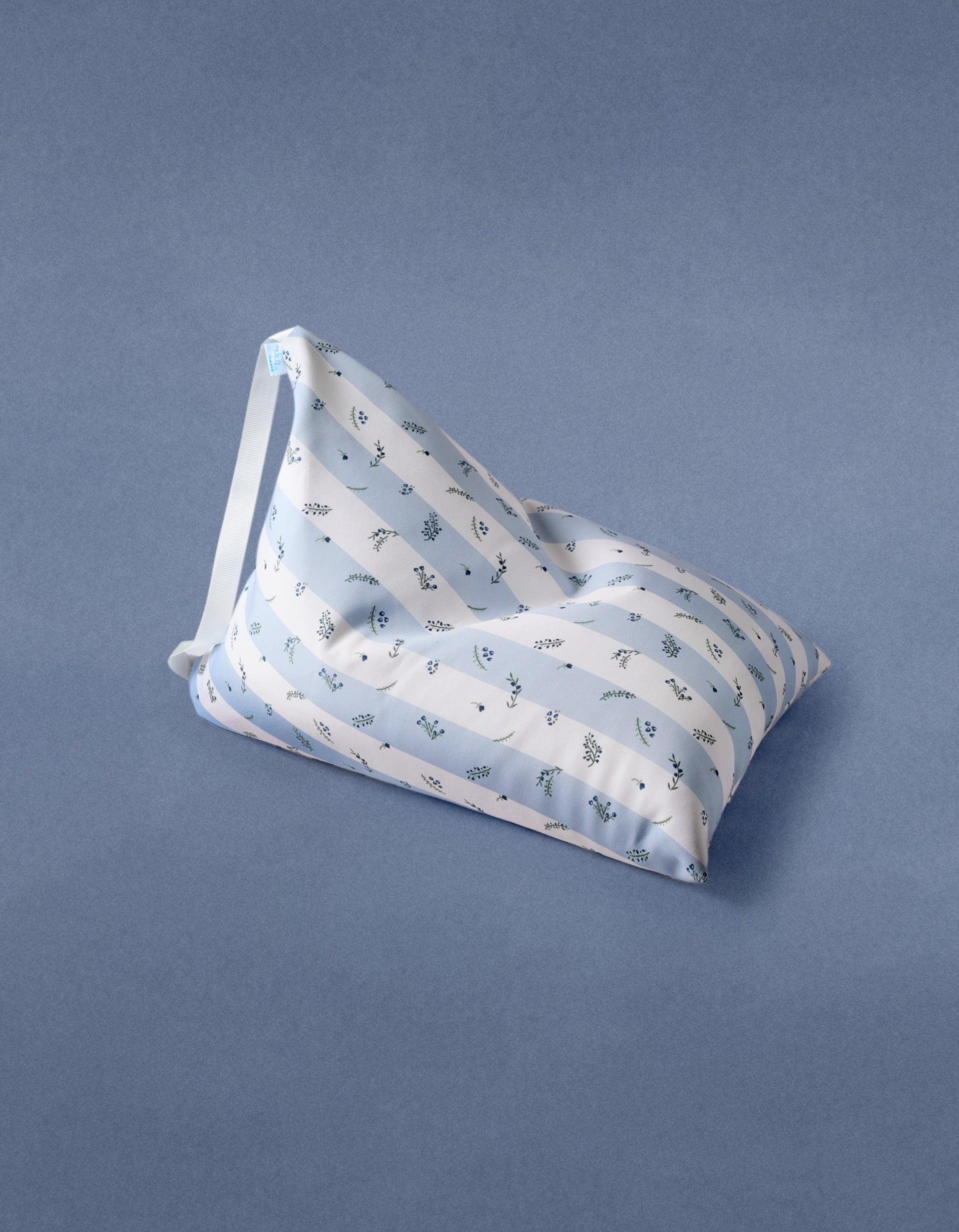 Almofada de praia Triipi Big às riscas com flores, branco/azul