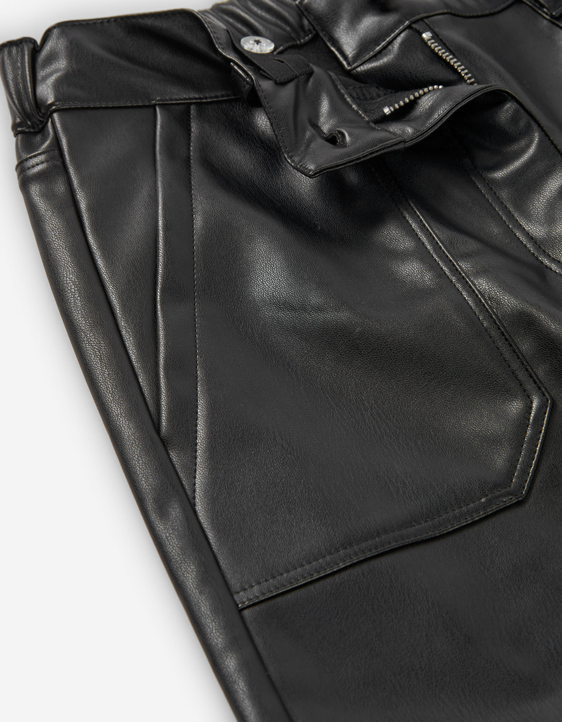 Calças de pele sintética com bolsos cargo para menina, preto