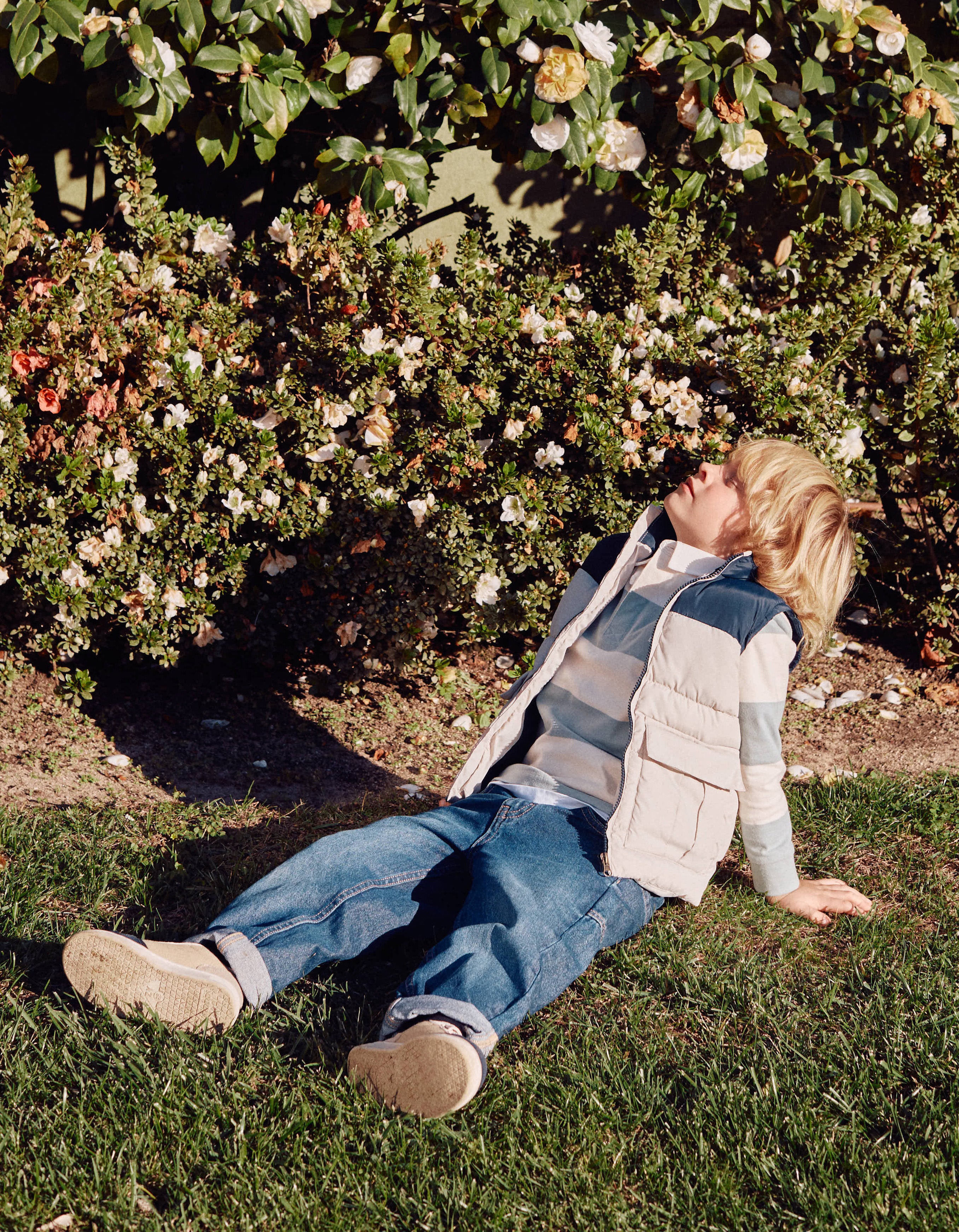 Conjunto de colete acolchoado + polo às riscas + calças de ganga straight para menino