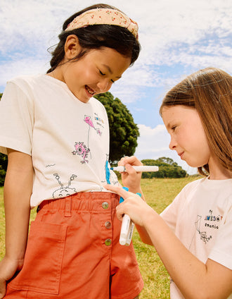 T-shirt avec des monstres d'émotions à colorier et feutres pour enfants