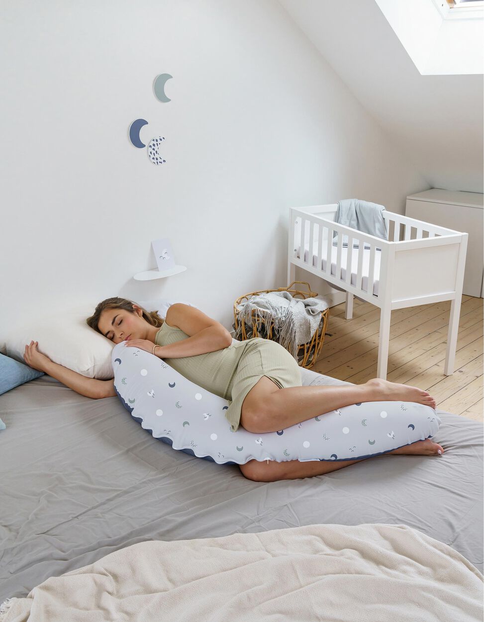 Coussin ergonomique pour bébé en forme de lune I Mum Moon™ – Three Hugs -  Puériculture, Mode et Accessoires de bébé